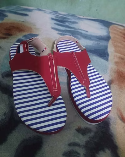 Lindo vestido a $25 totalmente nuevo, sandalias $25 nuevas  - Imagen 3