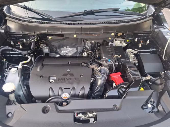 Mitsubishi Oulander Sport 4x4 (30k de millas reales)