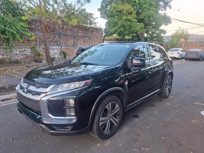 Mitsubishi Oulander Sport 4x4 (30k de millas reales)
