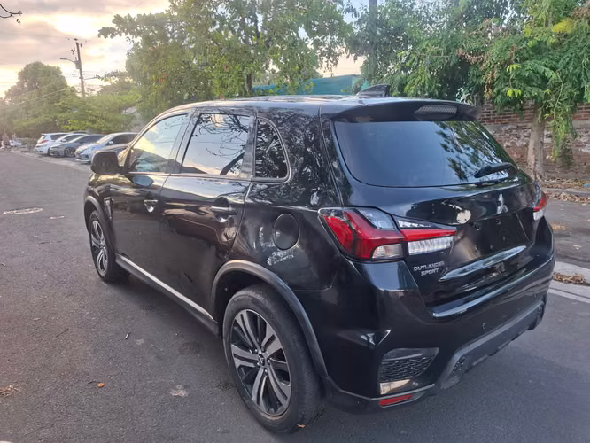Mitsubishi Oulander Sport 4x4 (30k de millas reales)