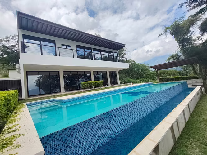 Exclusiva Residencia en venta en Lago de Coatepeque 