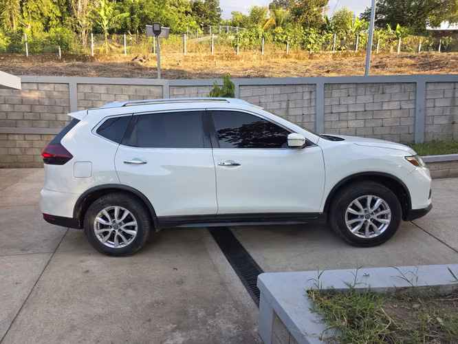 Vendo Nissan Rogue 2,018 AWD