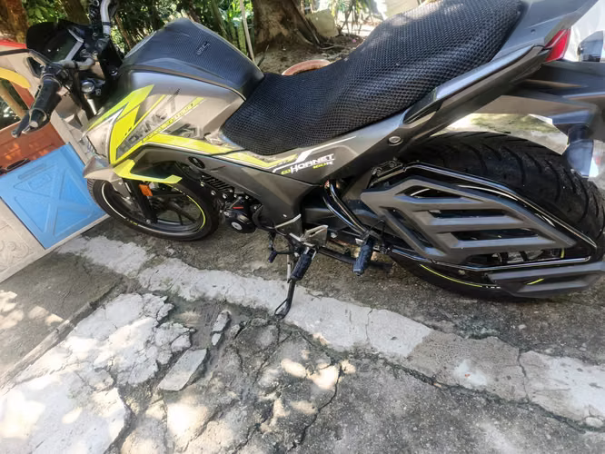 Vendo Honda Hornet 160R con 10 mil de kilometraje 2025  - Imagen 2