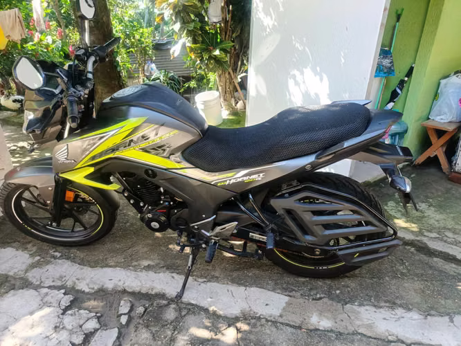 Vendo Honda Hornet 160R con 10 mil de kilometraje 2025  - Imagen 3