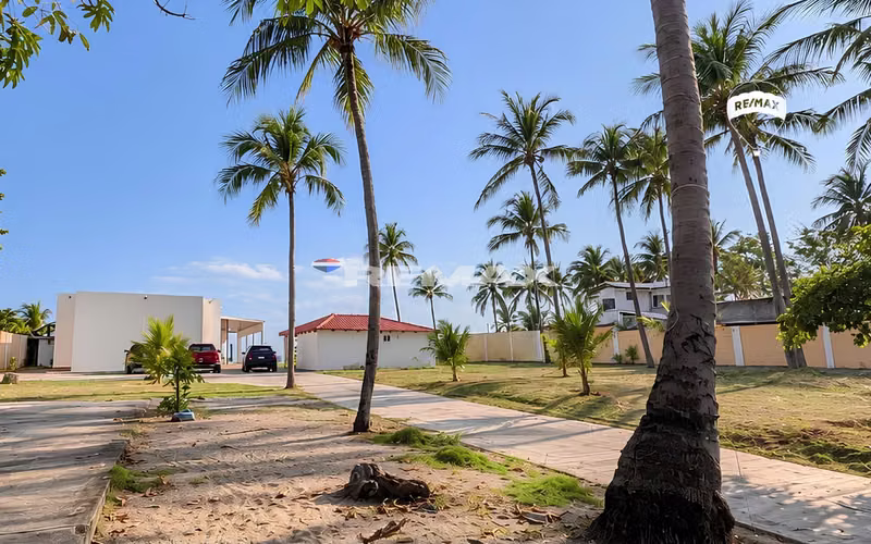 Vta. | Casa Frente al Mar | A Puerta Cerrada | Playa Las Flores | La Libertad - Imagen 9