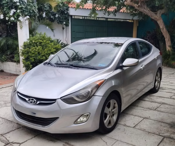 Hyundai Elantra 2012 en excelentes condiciones - Imagen 2