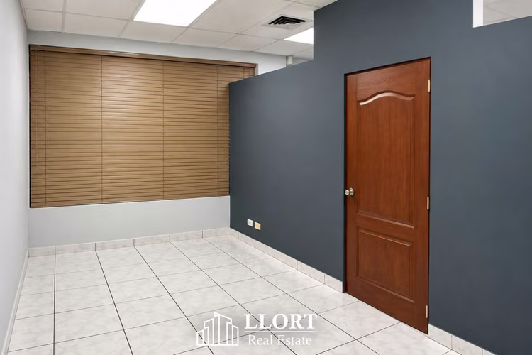 Local en VENTA en Centro Comercial en Santa Elena, ideal para inversion - Imagen 5