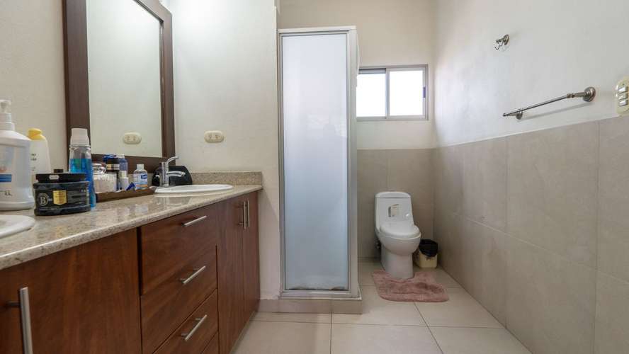 AMPLIA CASA EN VENTA CON ESPECTACULAR VISTA A LA CIUDAD/ URBANIZACION CUMBRES DE LA ESCALON / SAN SALVADOR  - Imagen 12