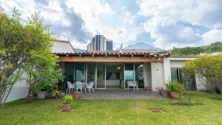 AMPLIA CASA EN VENTA CON ESPECTACULAR VISTA A LA CIUDAD/ URBANIZACION CUMBRES DE LA ESCALON / SAN SALVADOR  - Imagen 2