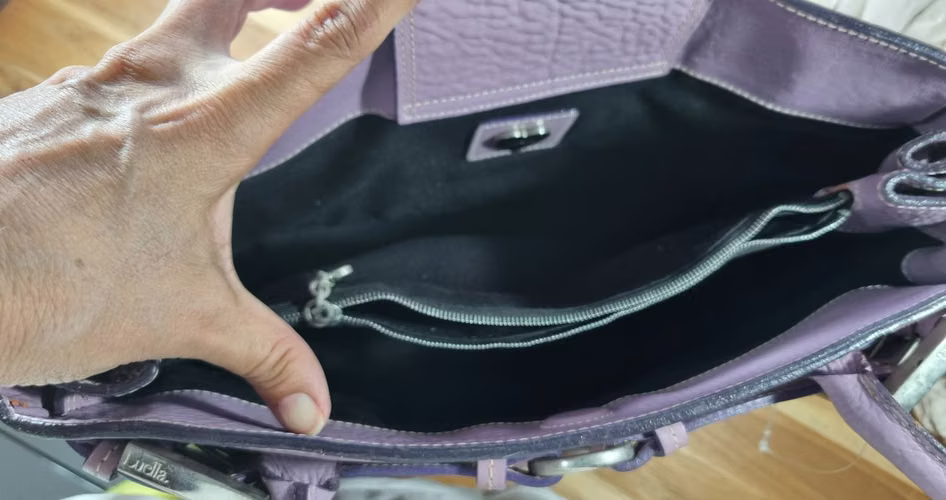 Preciosa Cartera Nueva,de Marca, Fina 100% Cuero, super precio  - Imagen 2