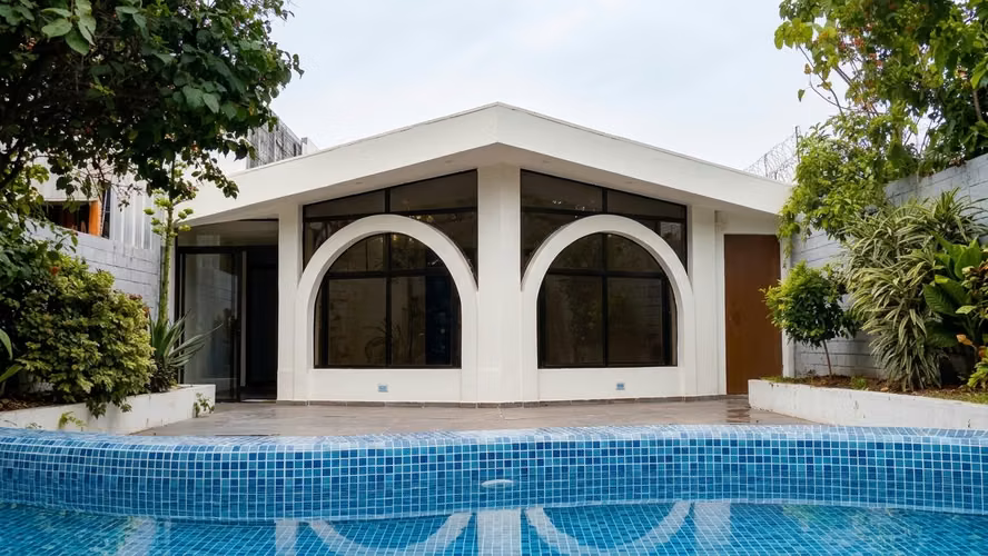 Oportunidad Única en Santa Tecla | Casa de Un Nivel con Piscina a Pasos del Paseo El Carmen