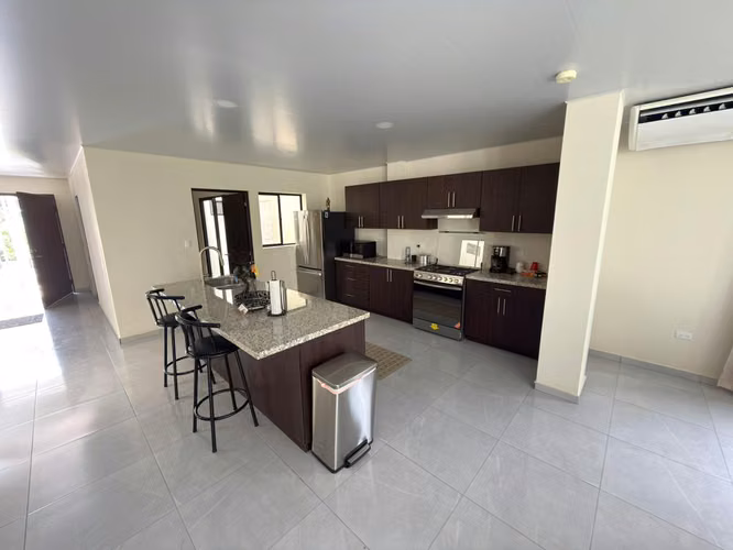 SE VENDE CASA ESCALON MODERNA COMO NUEVA, TOTALMENTE AMUEBLADA, 3 HABITACIONES CADA UNA CON BAÑO Y ESTUDIO CON BAÑO COMP - Imagen 13