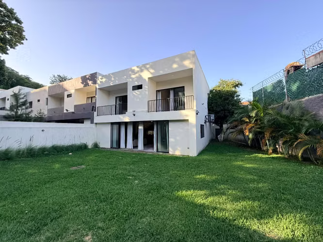SE VENDE CASA ESCALON MODERNA COMO NUEVA, TOTALMENTE AMUEBLADA, 3 HABITACIONES CADA UNA CON BAÑO Y ESTUDIO CON BAÑO COMP
