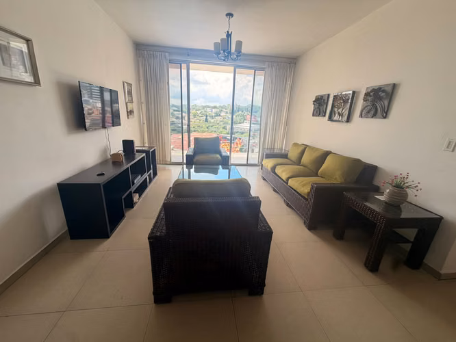 SE ALQUILA APARTAMENTO CONDOMINIO LA CEIBA, ESCALÓN, AMUEBLADO TIENE 140 m² El apartamento cuenta con: Sala Comedor Ampl