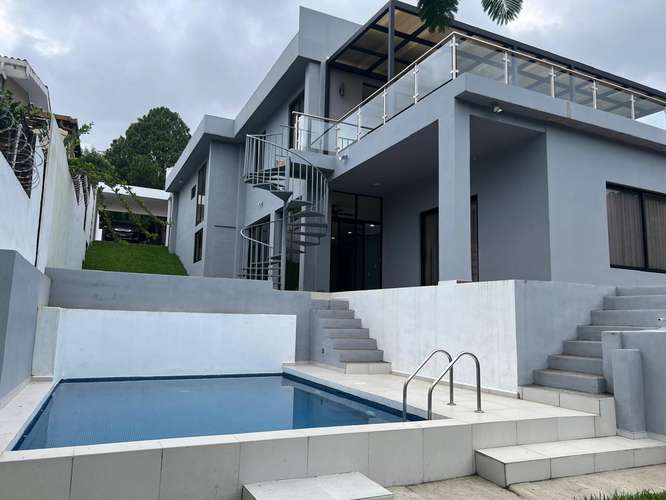SE VENDE O SE ALQUILA CASA RESIDENCIAL LA MONTAÑA II, SANTA TECLA, MODERNA A ESTRENAR, tiene 1,825v2 de terreno y 680 mt - Imagen 1