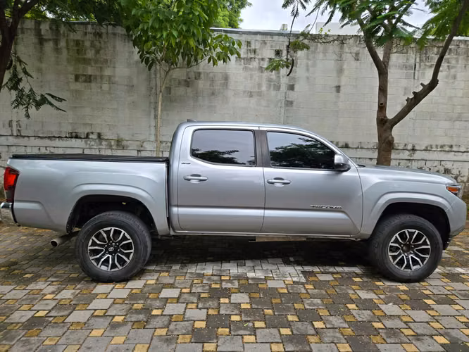 Vendo Toyota Tacoma SR 2021 4 CILINDROS 4×2 (Ideal para bajo consumo de combustible)