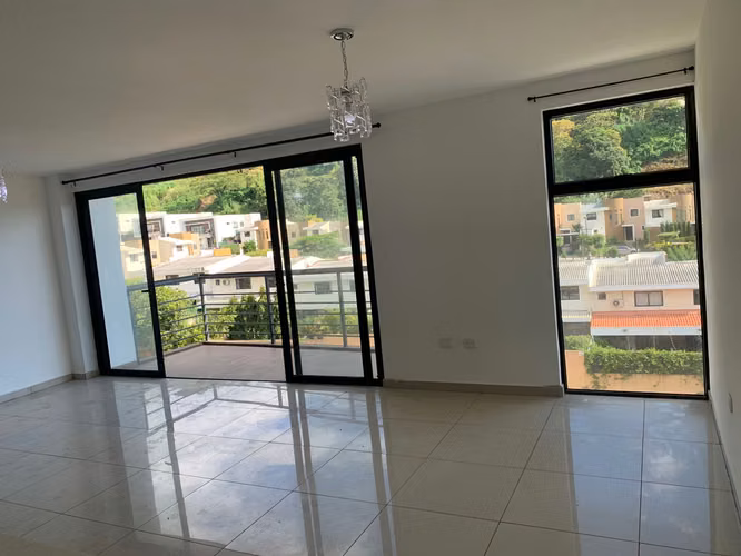 SE ALQUILA APARTAMENTO LIFE SANTA ELENA, CON LÍNEA BLANCA,  Descripción : TIENE 115 mts2 3 habitaciones. La habitación p - Imagen 1