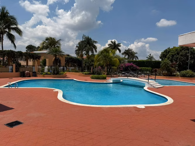 SE VENDE CASA QUINTAS DE LAS MERCEDES LOURDES COLON,  DE UN NIVEL, REMODELADA, tiene de terreno 409 v2 y 185 mts2 de con - Imagen 18