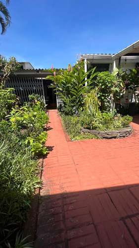 SE VENDE CASA MIRAMONTE SOBRE CALLE PRINCIPAL BUENA UBICACIÓN, DE UNA PLANTA, tiene de terreno 717.46 v2 y 344 mts2 de c - Imagen 11