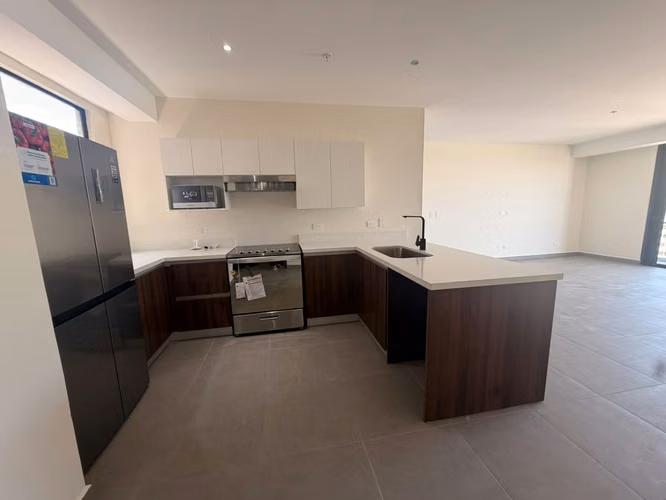 SE ALQUILA APARTAMENTO 8.VII HOMES ESCALÓN, CON LÍNEA BLANCA  * tiene 120 m² * Vestíbulo * Sala y comedor * Cocina Open - Imagen 2