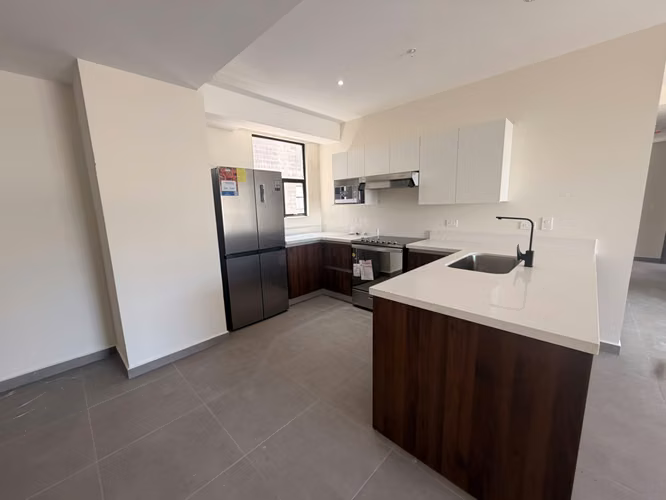  SE ALQUILA APARTAMENTO 8.VII HOMES ESCALÓN, CON LÍNEA BLANCA  * tiene 120 m² * Vestíbulo * Sala y comedor * Cocina Open - Imagen 4