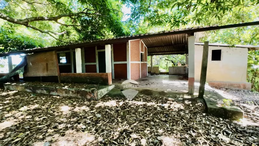 Terreno 8,798 v2 con casa y torre que paga renta, San José Villanueva