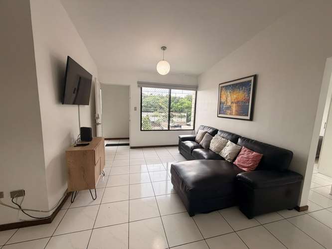 SE VENDE APARTAMENTO COLONIA ESCALÓN, a puerta cerrada, (parte media) •Área interna: 84 m² + 2 parqueos •Ubicado en terc - Imagen 2