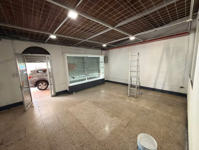 SE ALQUILA LOCAL COMERCIAL ZONA CONSTITUCIÓN  buena ubicación  Tiene 100 m² 1 baño 3 parqueos compartidos Punto estratég
