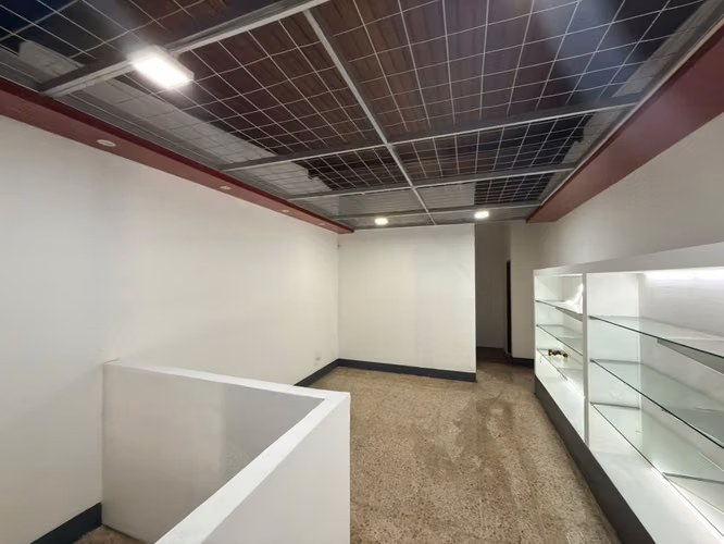 SE ALQUILA LOCAL COMERCIAL ZONA CONSTITUCIÓN  buena ubicación  Tiene 100 m² 1 baño 3 parqueos compartidos Punto estratég - Imagen 2