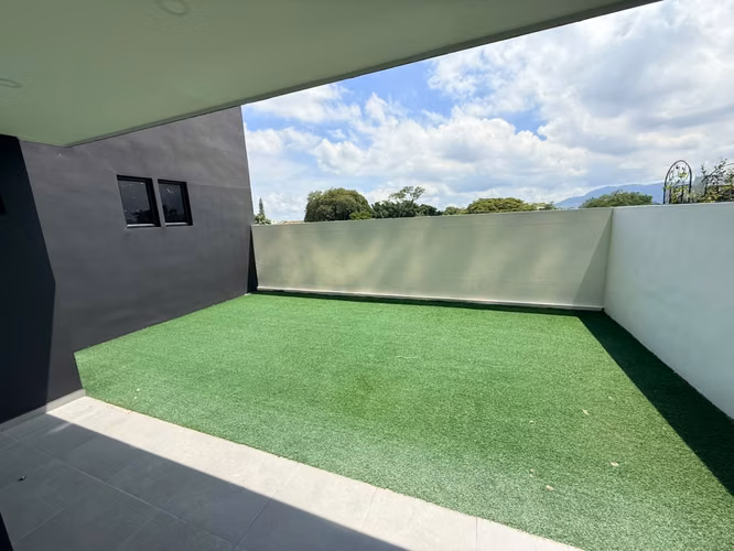 SE ALQUILA APARTAMENTO TORRE TRIU ESCALON, de primer nivel con jardín Área de apartamento: 91.30 m²  Área de jardín: 4 - Imagen 12