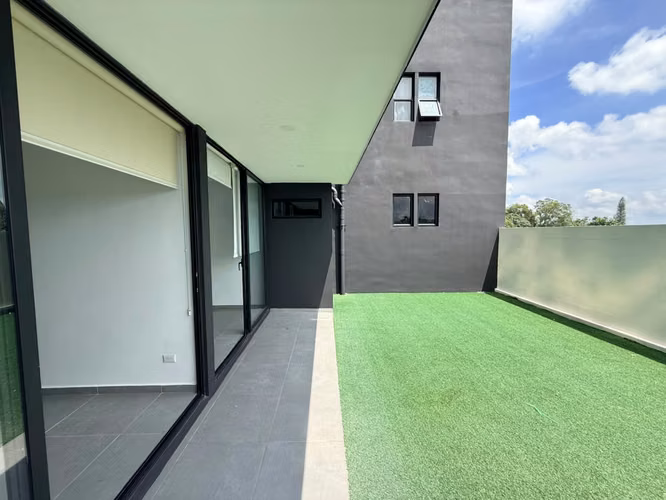 SE ALQUILA APARTAMENTO TORRE TRIU ESCALON, de primer nivel con jardín Área de apartamento: 91.30 m²  Área de jardín: 4