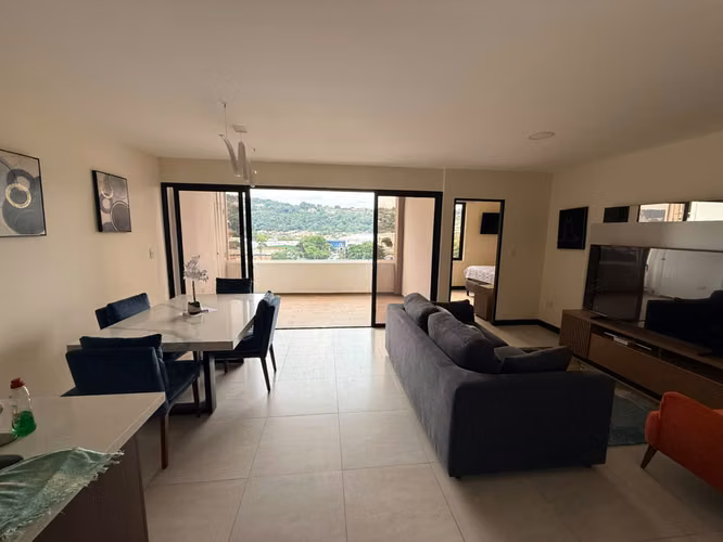 SE ALQUILA APARTAMENTO TORRE FAUVE, AMUEBLADO, tiene 95mts2, de 2 habitaciones, área de estudio, área de lavado, 2 parqu - Imagen 2