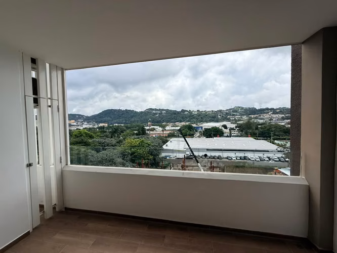 SE ALQUILA APARTAMENTO TORRE FAUVE, AMUEBLADO, tiene 95mts2, de 2 habitaciones, área de estudio, área de lavado, 2 parqu - Imagen 5