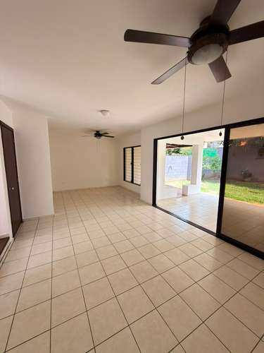 SE ALQUILA O SE VENDE CASA RESIDENCIAL MIRAMAR, de 2 plantas, cochera 2 vehículos, sala, comedor, cocina, área de servic