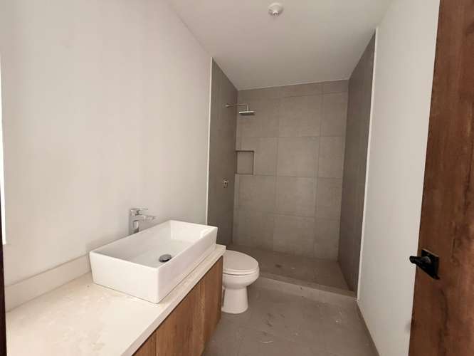  SE ALQUILA CASA DEL BOSQUE NUEVO CUSCATLAN, NUEVA A ESTRENAR, Dos niveles: Cochera techada para dos vehículos, Estudio  - Imagen 13