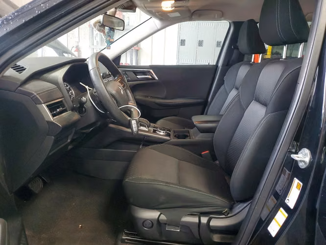 MITSUBISHI OUTLANDER ES 2023 3 FILAS