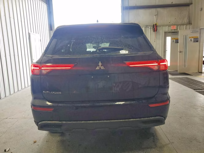 MITSUBISHI OUTLANDER ES 2023 3 FILAS