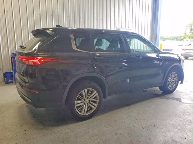 MITSUBISHI OUTLANDER ES 2023 3 FILAS