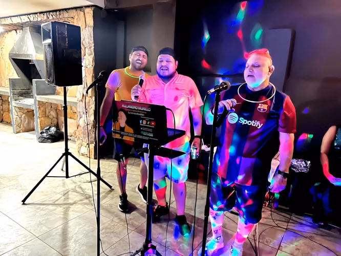 CANTANTE SOLISTA PROFESIONAL PARA TUS FIESTAS Y EVENTOS SOCIALES 