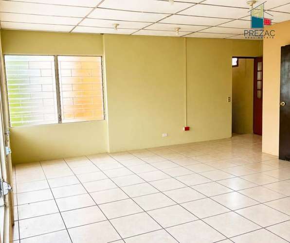 Casa en alquiler, 390 m², 2 niveles, 4 parqueos, energía solar