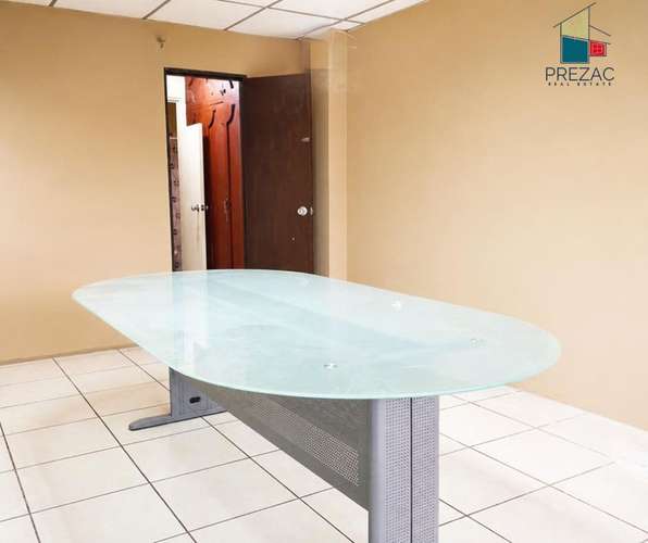 Casa en alquiler, 390 m², 2 niveles, 4 parqueos, energía solar