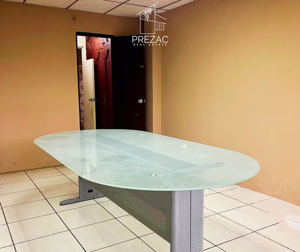 Casa en alquiler, 390 m², 2 niveles, 4 parqueos, energía solar - Imagen 4