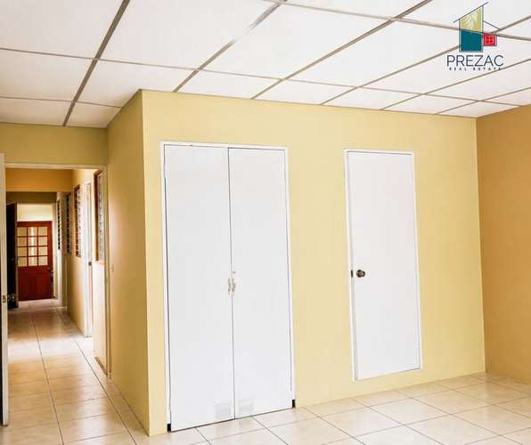 Casa en alquiler, 390 m², 2 niveles, 4 parqueos, energía solar
