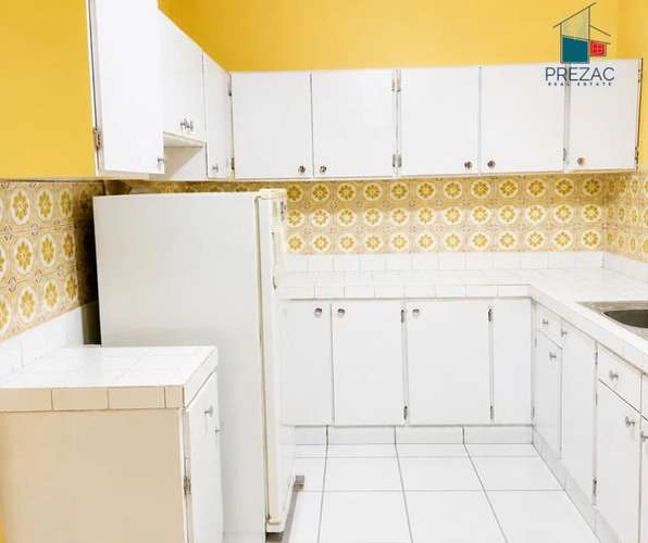 Casa en alquiler, 390 m², 2 niveles, 4 parqueos, energía solar