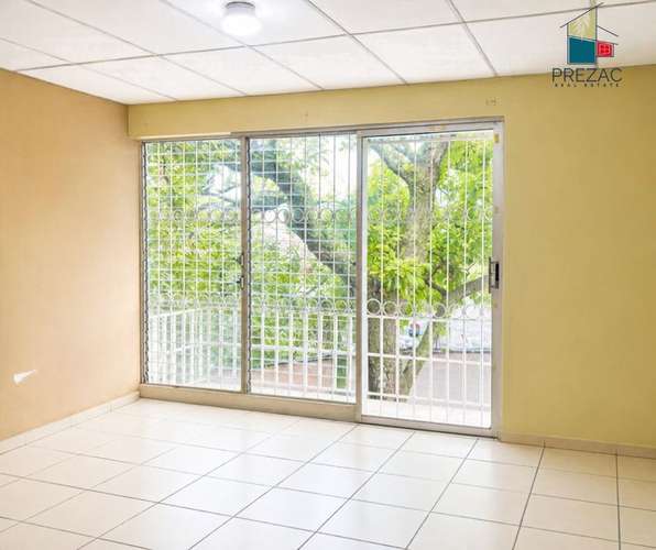 Casa en alquiler, 390 m², 2 niveles, 4 parqueos, energía solar