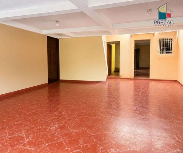 Casa en alquiler, 390 m², 2 niveles, 4 parqueos, energía solar