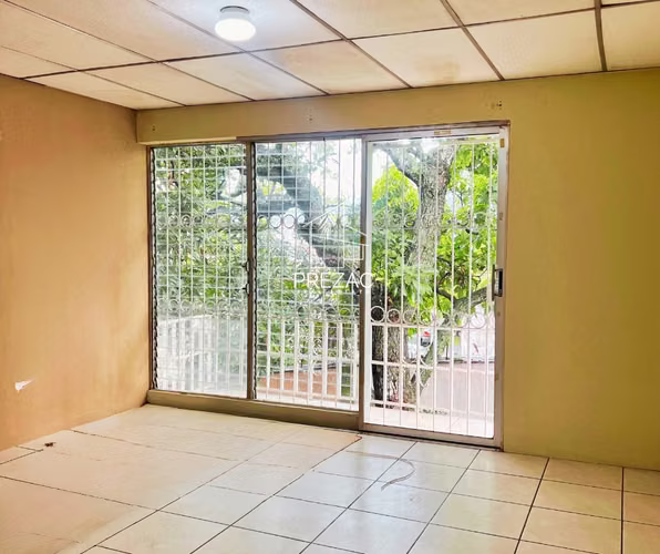 Casa en alquiler, 390 m², 2 niveles, 4 parqueos, energía solar - Imagen 8