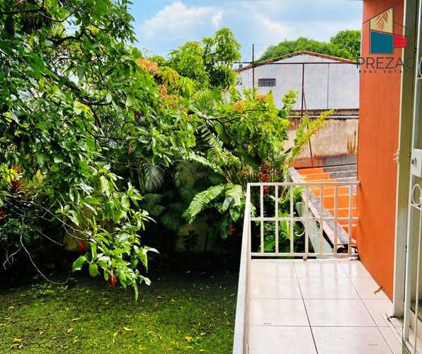 Casa en alquiler, 390 m², 2 niveles, 4 parqueos, energía solar