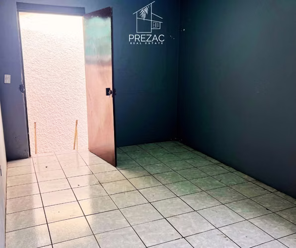 Casa en alquiler, 390 m², 2 niveles, 4 parqueos, energía solar - Imagen 5