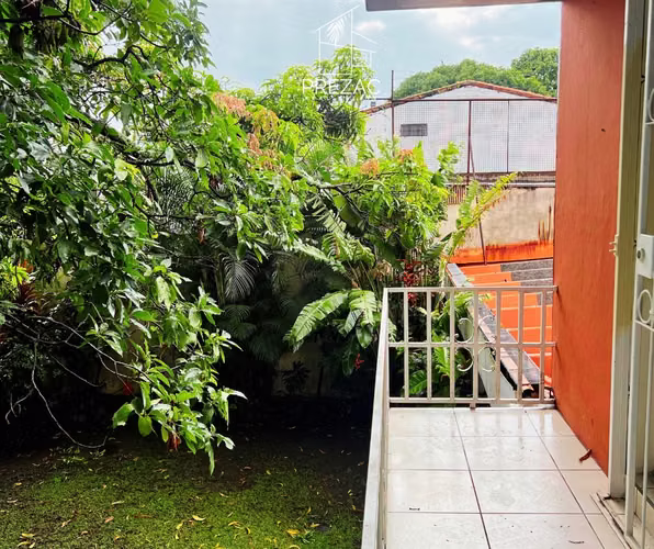 Casa en alquiler, 390 m², 2 niveles, 4 parqueos, energía solar